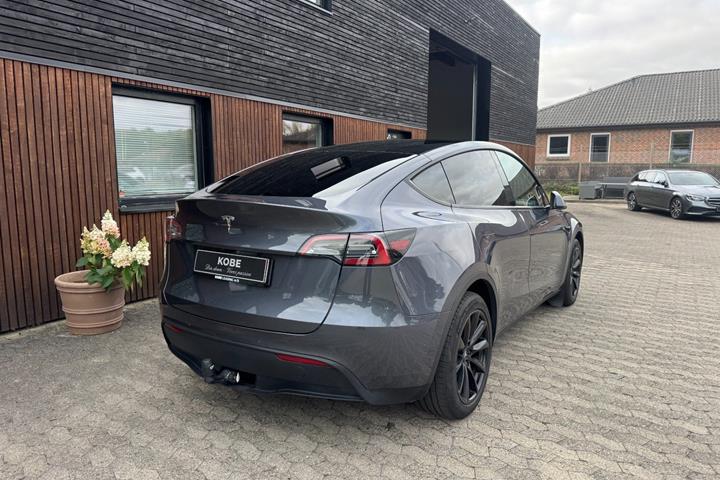 Grå Tesla Model Y fra 2022