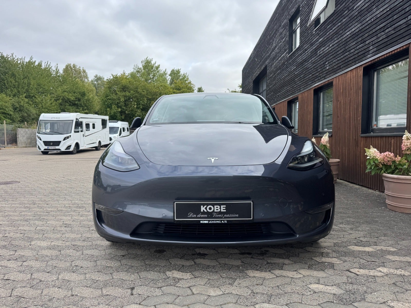 Grå Tesla Model Y fra 2022