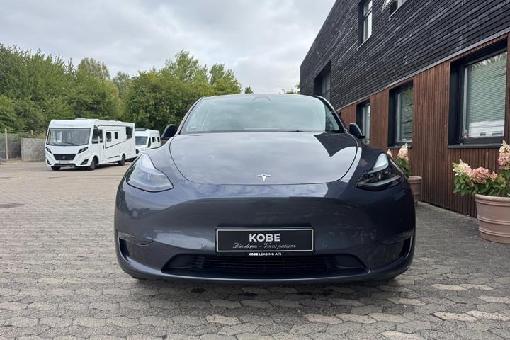 Grå Tesla Model Y fra 2022