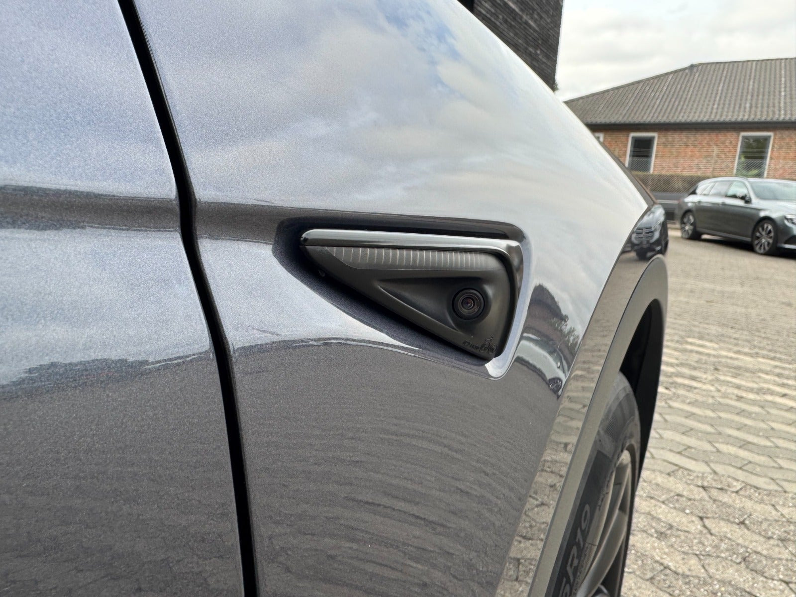 Grå Tesla Model Y fra 2022