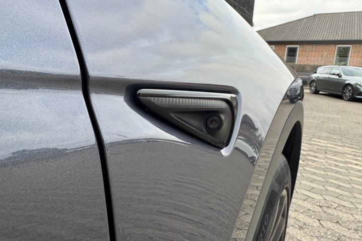 Grå Tesla Model Y fra 2022
