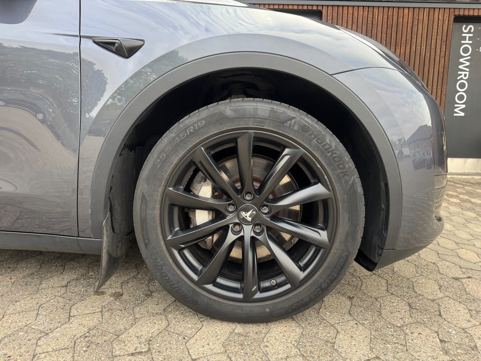 Grå Tesla Model Y fra 2022