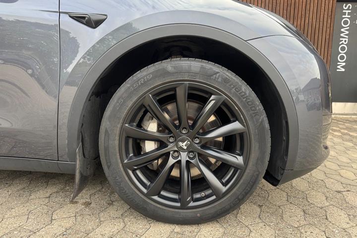Grå Tesla Model Y fra 2022