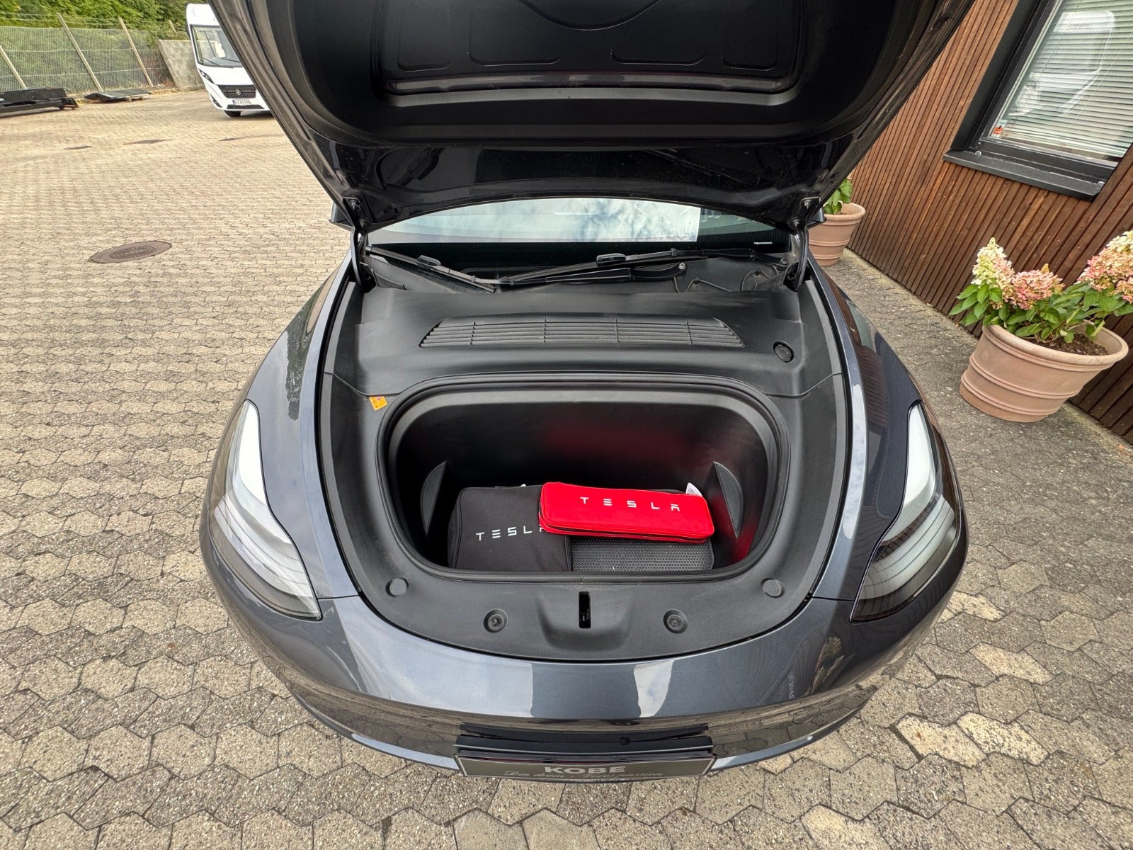 Grå Tesla Model Y fra 2022