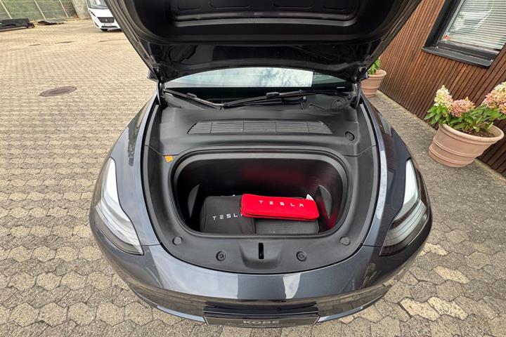 Grå Tesla Model Y fra 2022