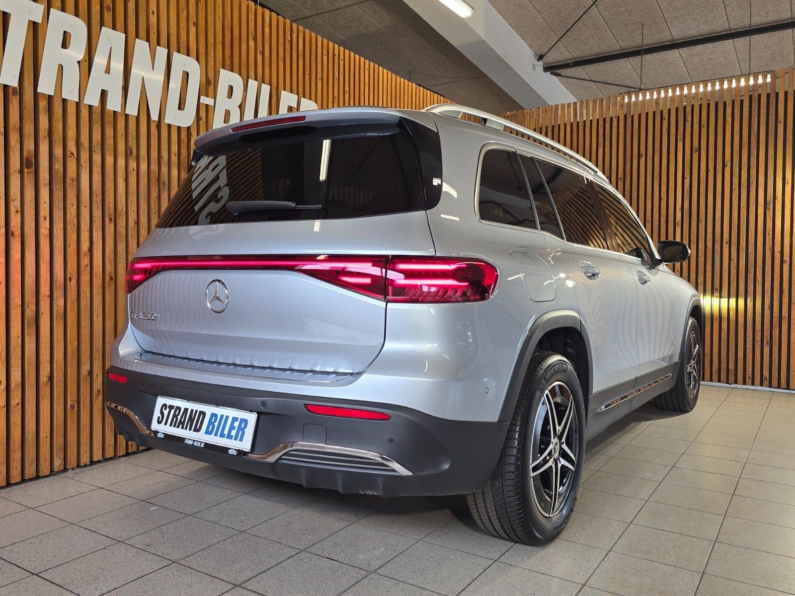 Sølv Mercedes EQB250+ fra 2025
