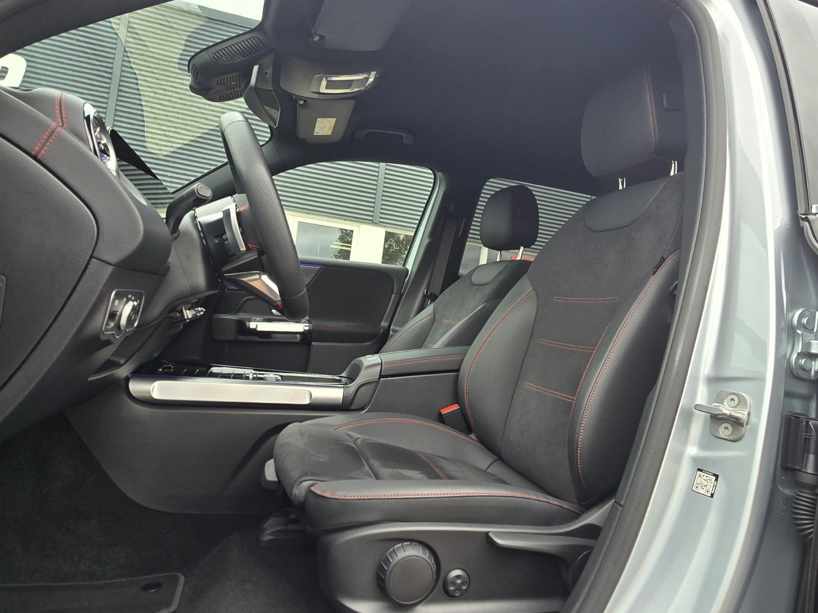 Sølv Mercedes EQB250+ fra 2025