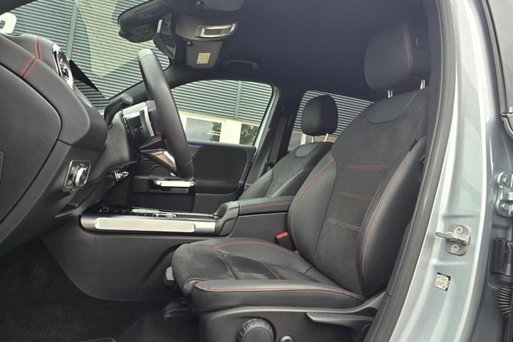 Sølv Mercedes EQB250+ fra 2025