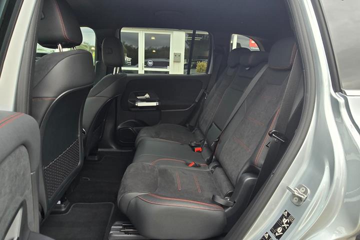 Sølv Mercedes EQB250+ fra 2025