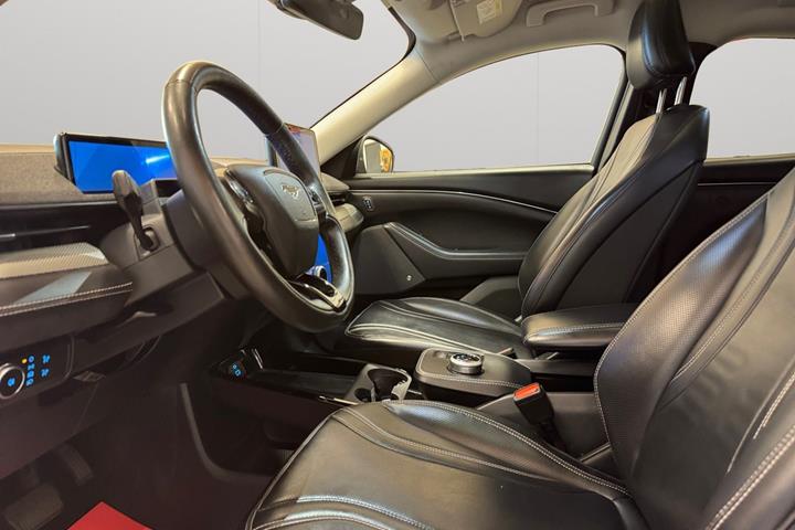 Rød Ford Mustang Mach-E fra 2021
