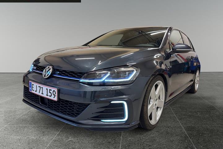 Grå VW Golf VII fra 2018