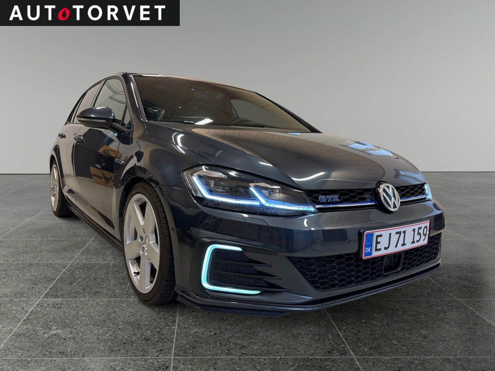 Grå VW Golf VII fra 2018