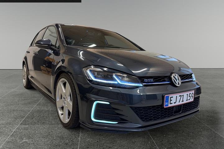 Grå VW Golf VII fra 2018