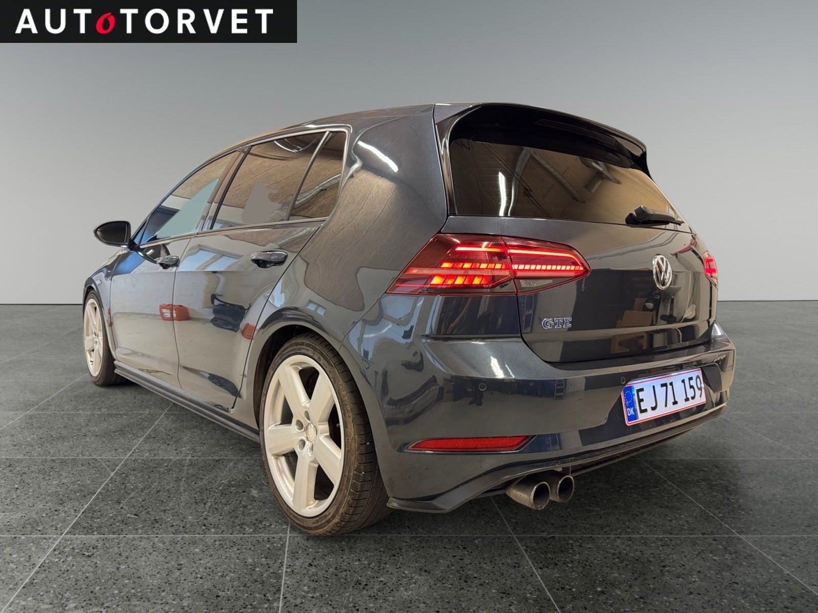 Grå VW Golf VII fra 2018