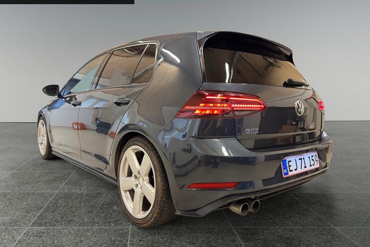 Grå VW Golf VII fra 2018