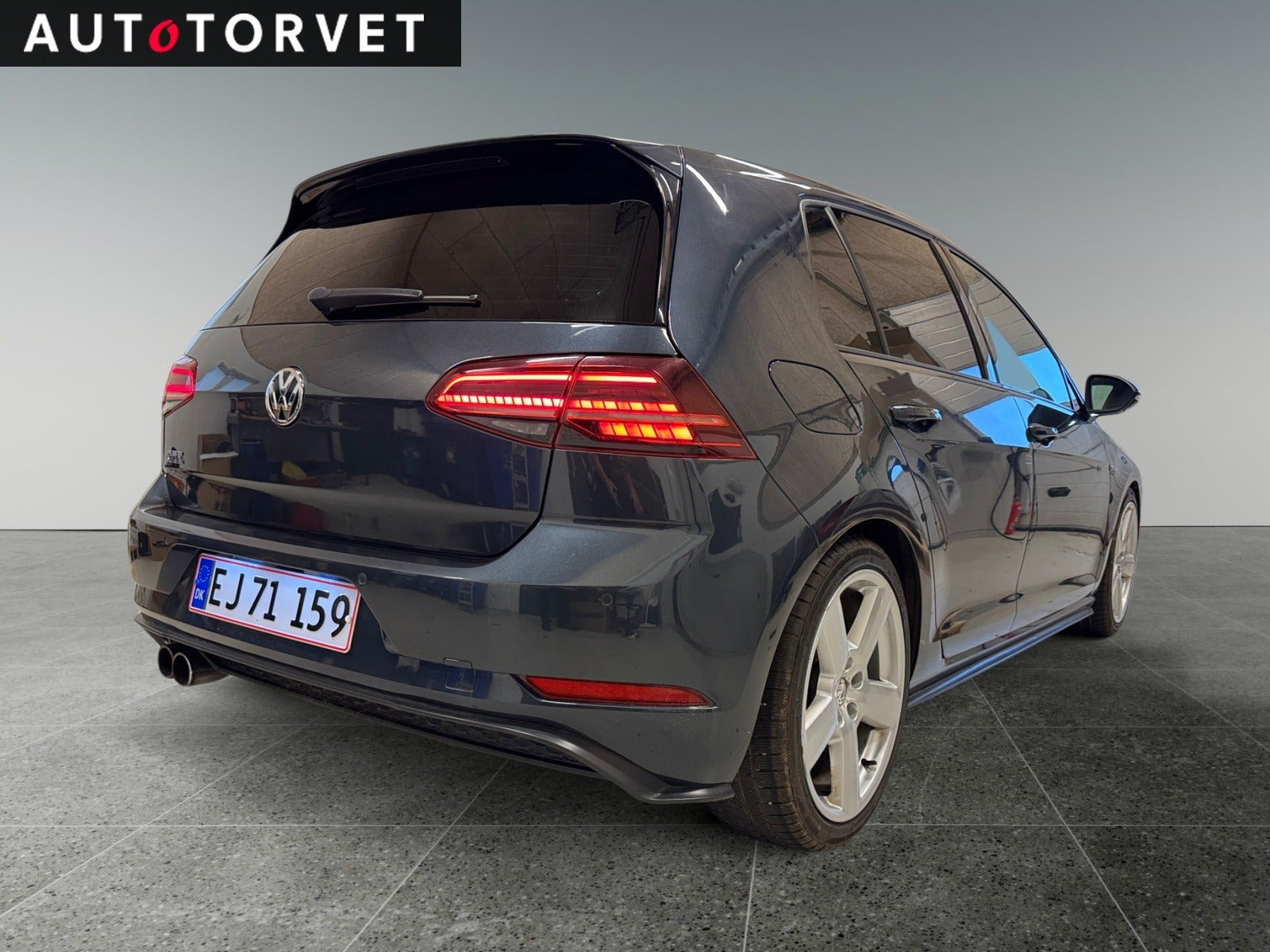 Grå VW Golf VII fra 2018