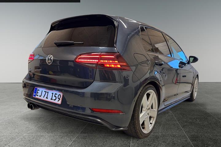 Grå VW Golf VII fra 2018