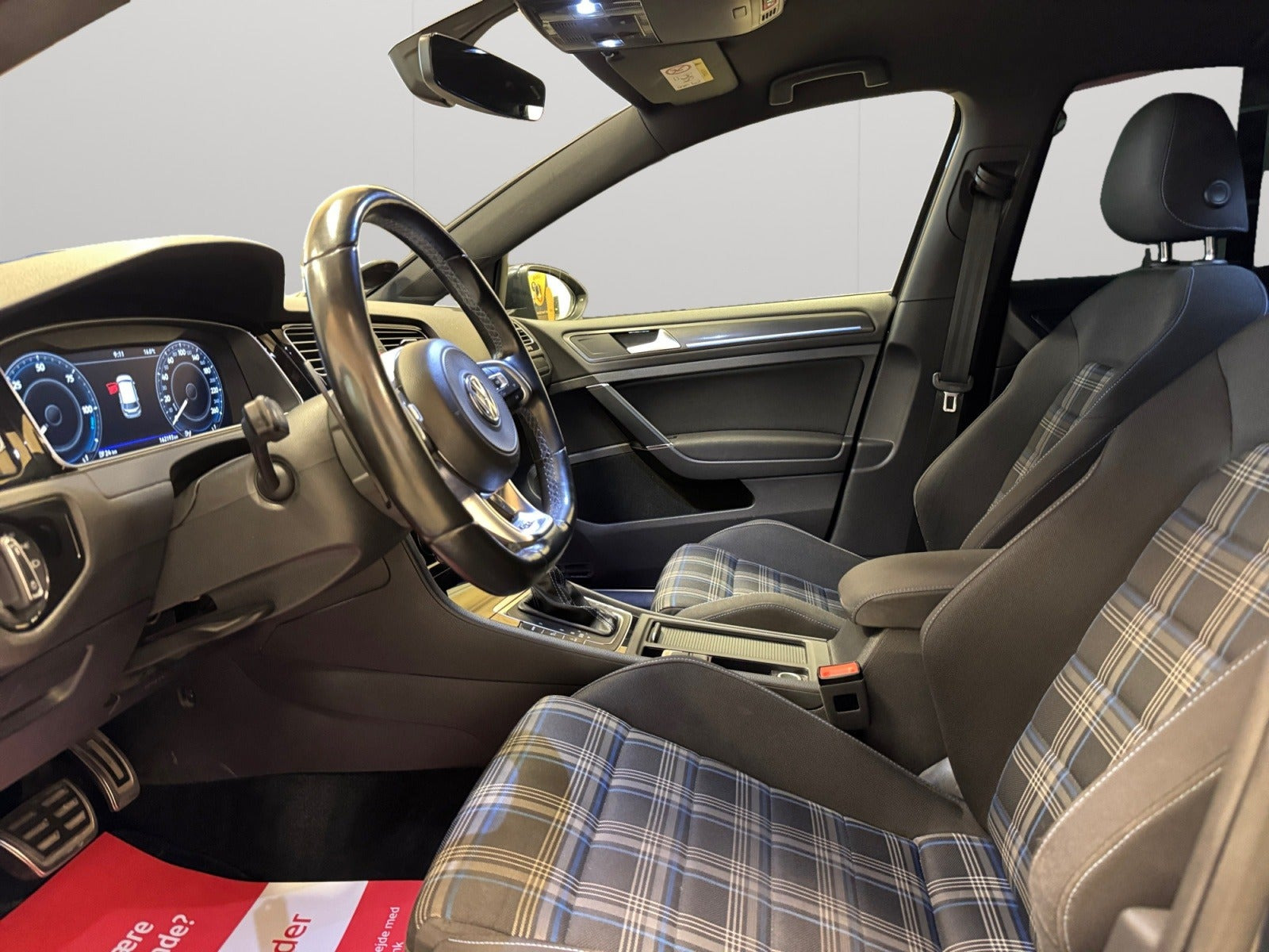Grå VW Golf VII fra 2018