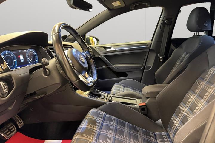 Grå VW Golf VII fra 2018