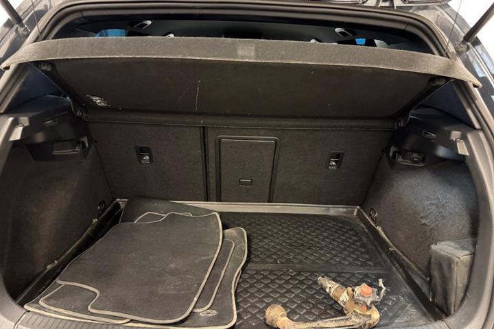 Grå VW Golf VII fra 2018