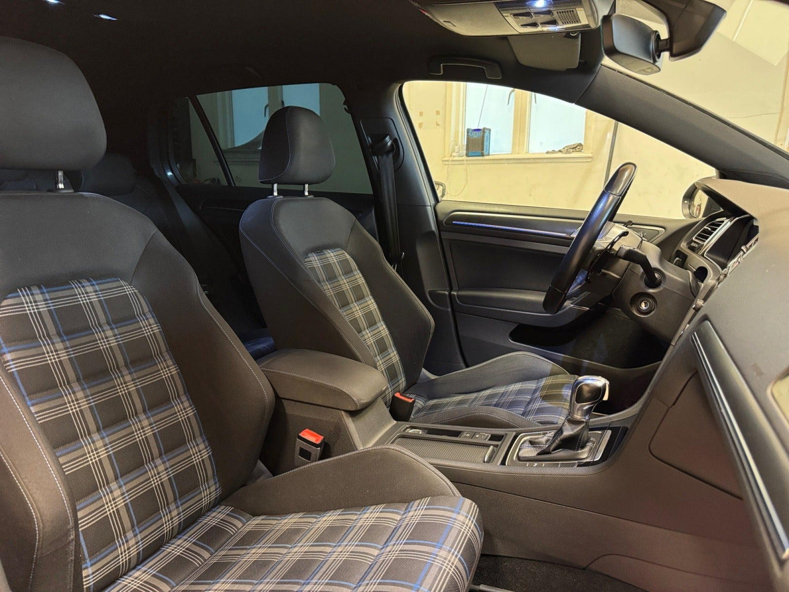 Grå VW Golf VII fra 2018