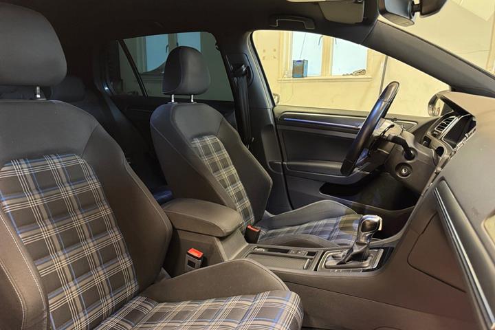 Grå VW Golf VII fra 2018