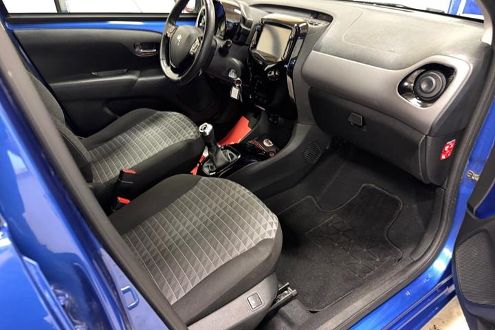 Blå Peugeot 108 fra 2021