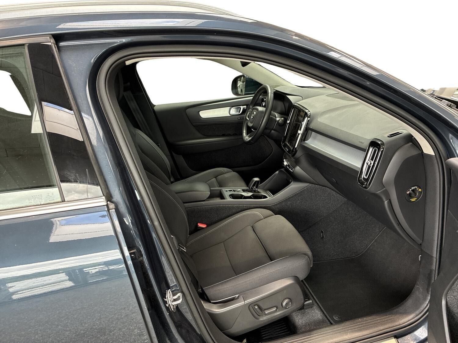Blå Volvo XC40 fra 2021