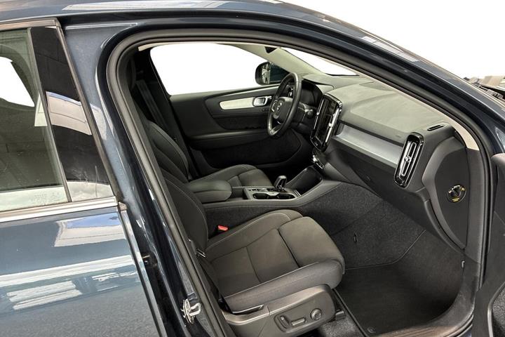 Blå Volvo XC40 fra 2021