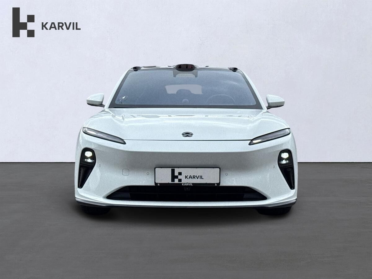 Hvid Nio ET5 fra 2023 set udefra