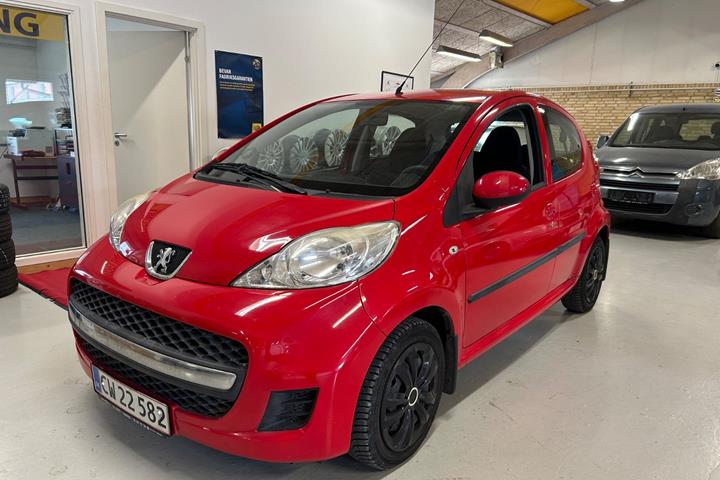 Rød Peugeot 107 fra 2010