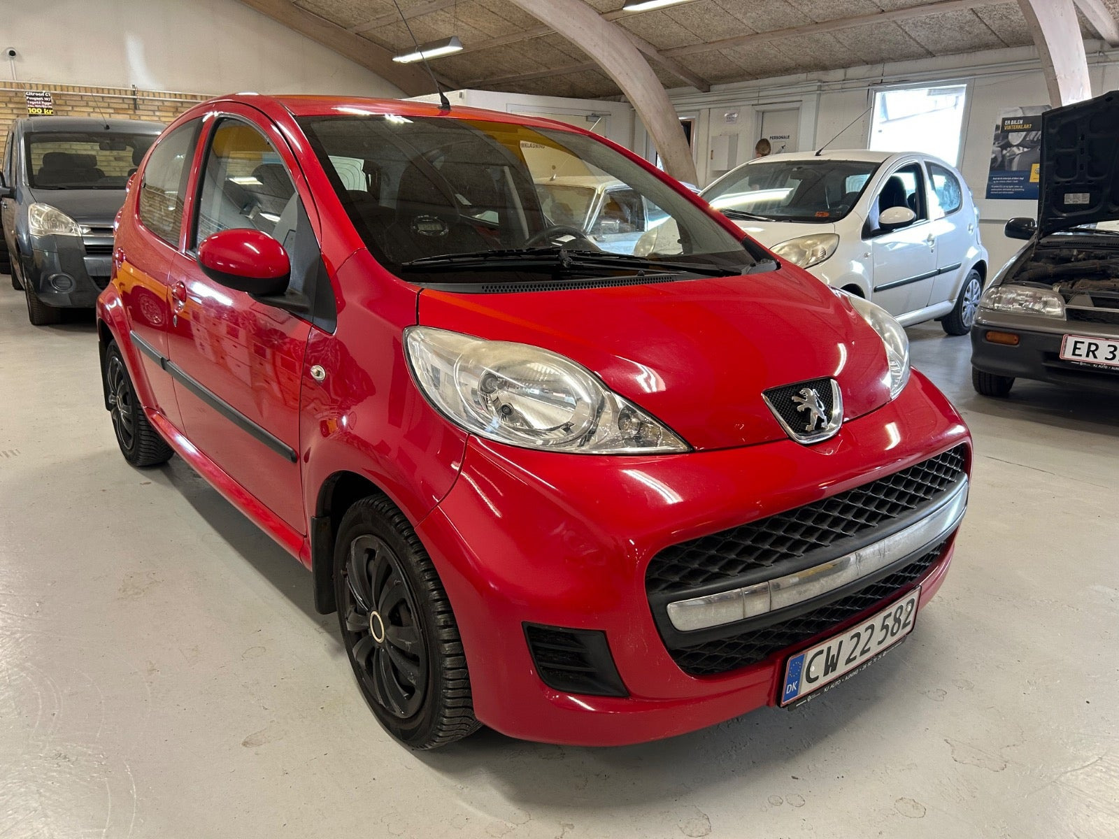 Rød Peugeot 107 fra 2010