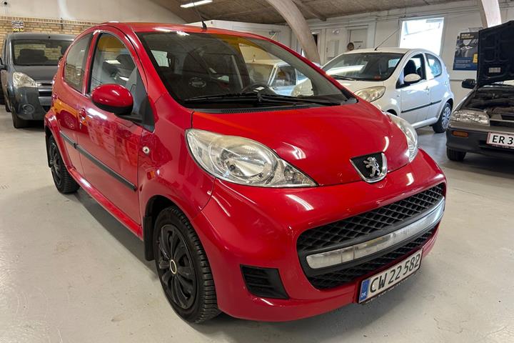 Rød Peugeot 107 fra 2010