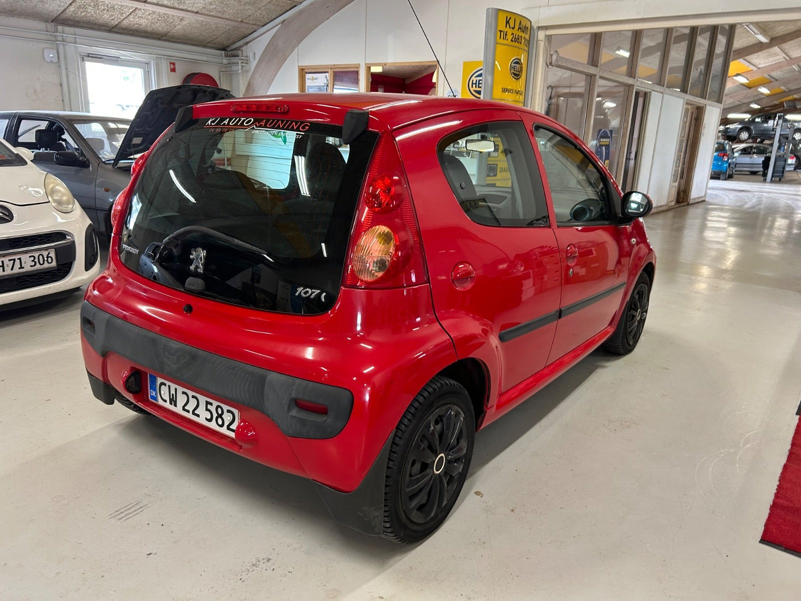 Rød Peugeot 107 fra 2010