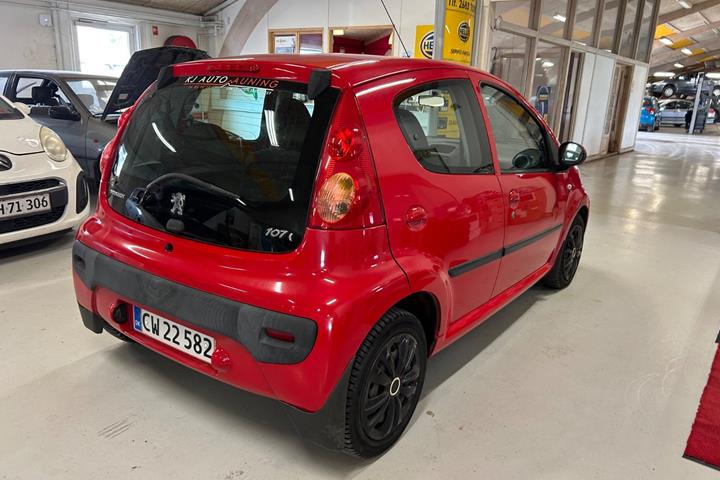 Rød Peugeot 107 fra 2010