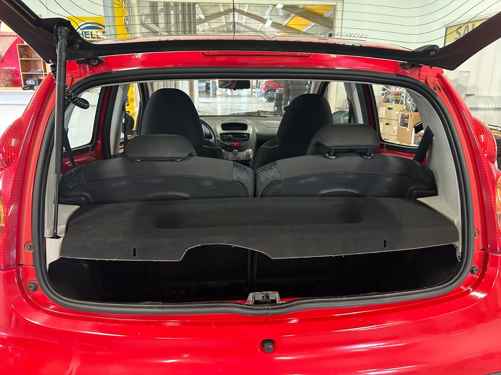 Rød Peugeot 107 fra 2010