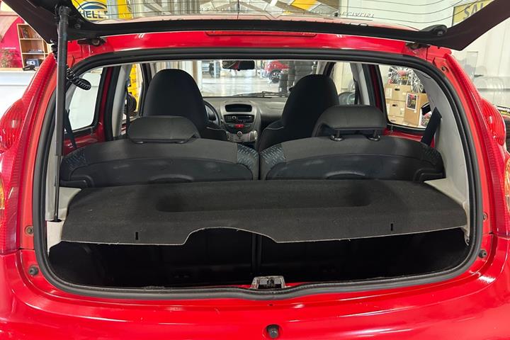 Rød Peugeot 107 fra 2010