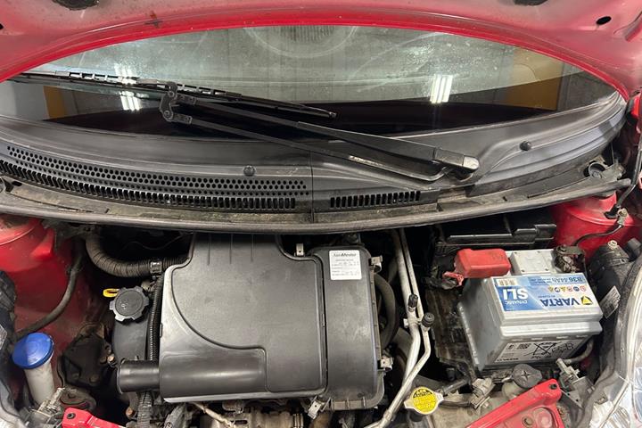 Rød Peugeot 107 fra 2010