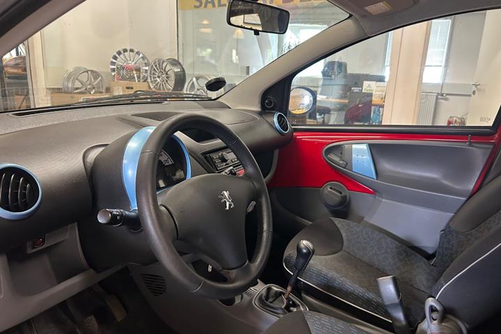 Rød Peugeot 107 fra 2010