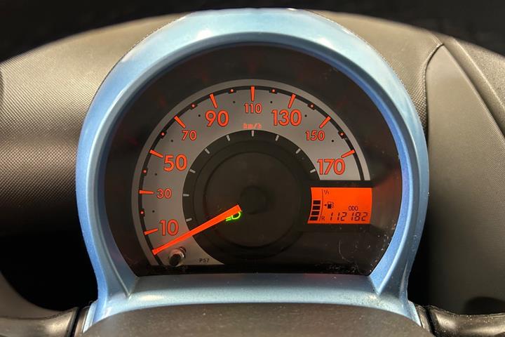 Rød Peugeot 107 fra 2010