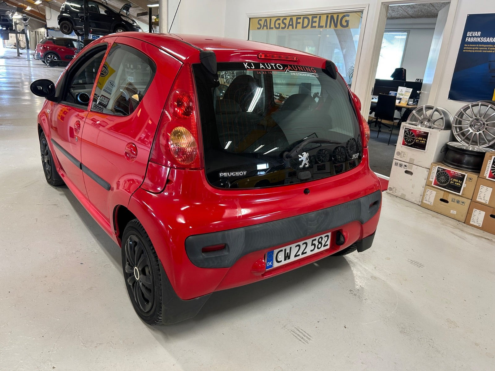Rød Peugeot 107 fra 2010