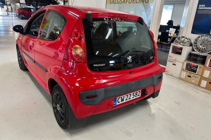 Rød Peugeot 107 fra 2010