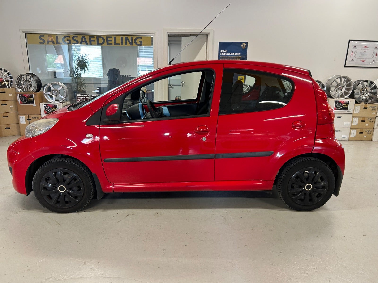 Rød Peugeot 107 fra 2010