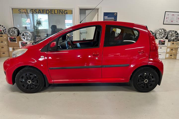 Rød Peugeot 107 fra 2010