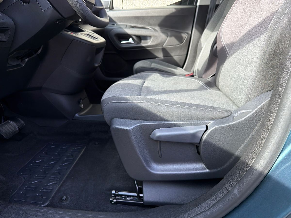 Blå Opel Combo-e Life fra 2025