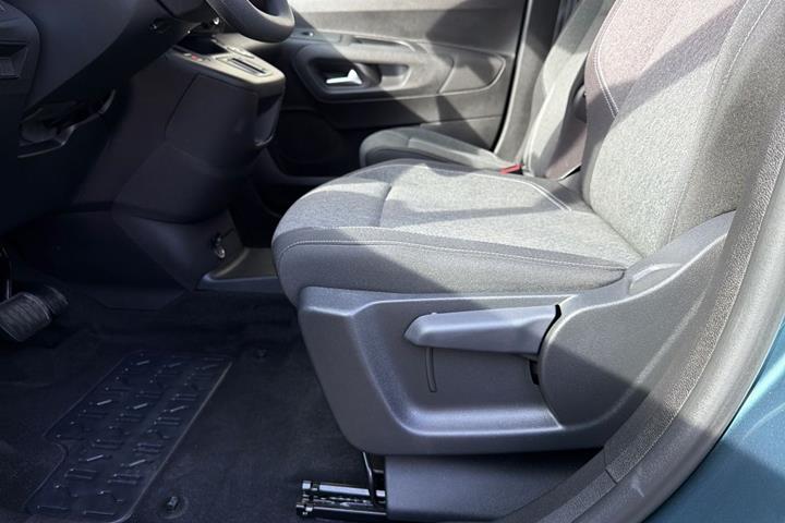 Blå Opel Combo-e Life fra 2025