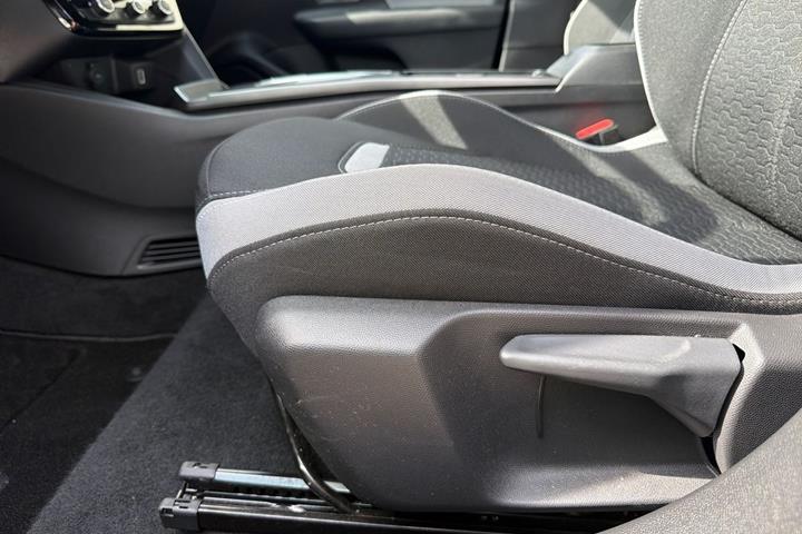 Grå Opel Mokka-e fra 2025