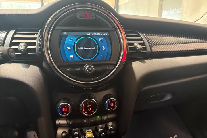 Sølv Mini Cooper SE fra 2021