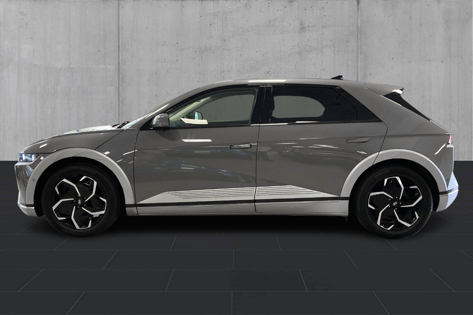 Grå Hyundai Ioniq 5 fra 2023