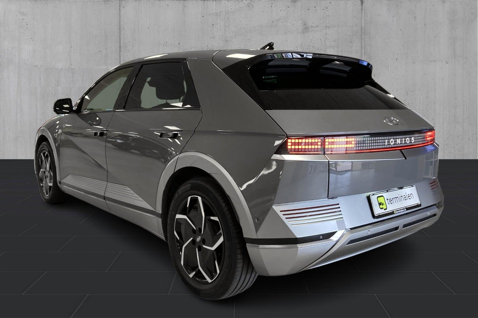 Grå Hyundai Ioniq 5 fra 2023